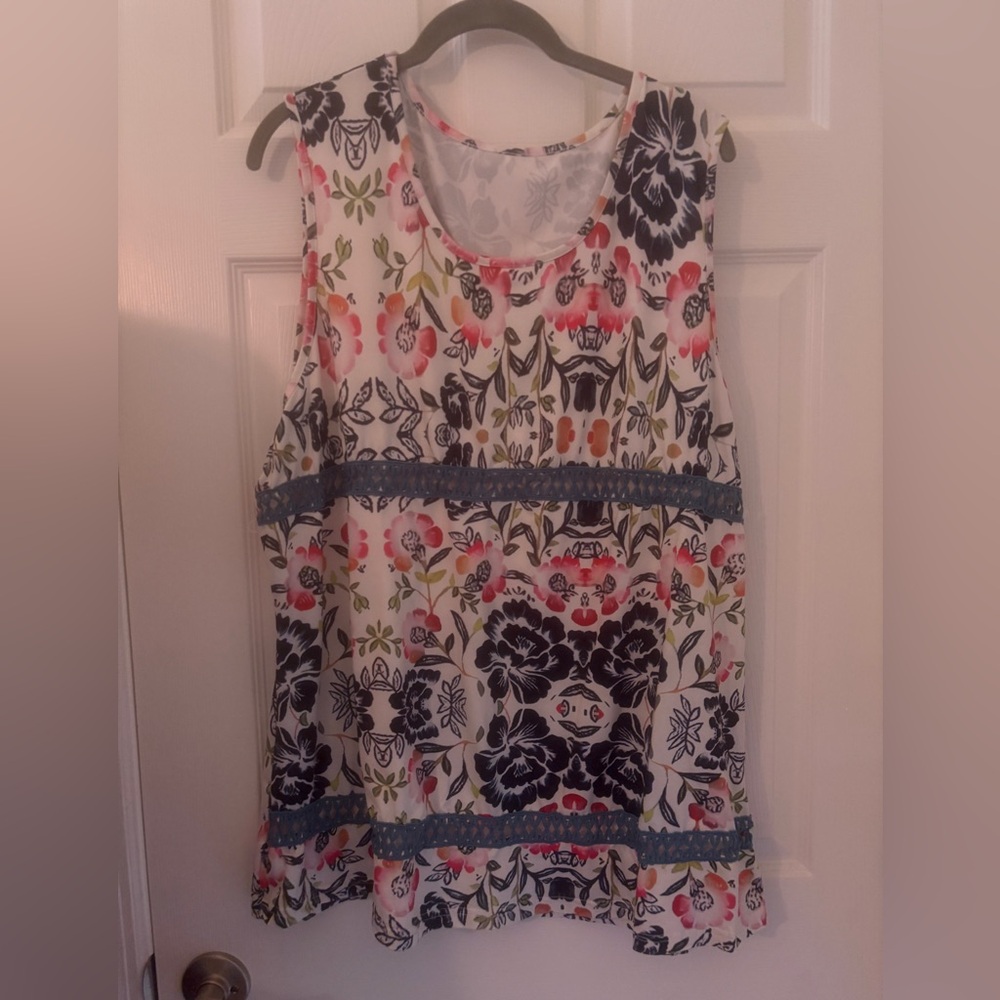 EUC, Floral Sleeveless Top - Multicolor with cut out lace detail 3X